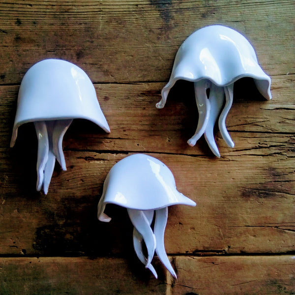 Medusa  en cerámica , hechas a mano, esmaltada blanca. Venta por unidad