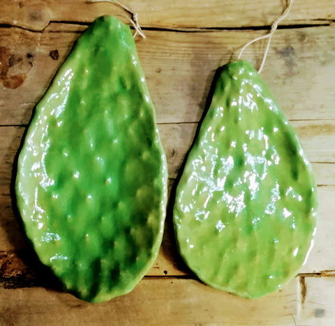 Pala de chumbera en cerámica, aproximadamente entre 26 y 32 cm. ideal para bandejas o decoración rústica. Color verde, también en blanco. 