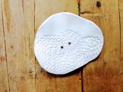 Jabonera blanca  en relieve  Pieza única. Medidas aprox. 14cm.