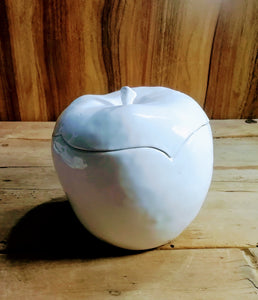 Manzana esmalte blanco con tapa . aprox 18cm